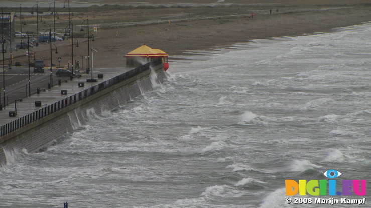 SX00373 Waves at Tramore promenade